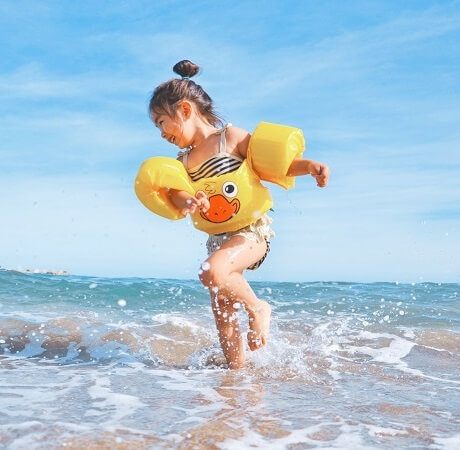 Mädchen läuft durchs Wasser - Maxiflug Familienreisen
