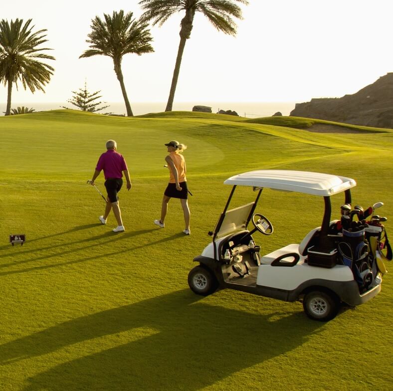 Golfcaddy auf einem Golfplatz - Maxiflug Golfreisen