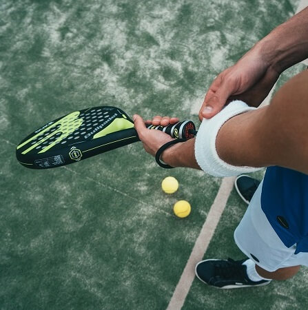 Tennisspieler hält Schläger bereit - Maxiflug Tennisreisen